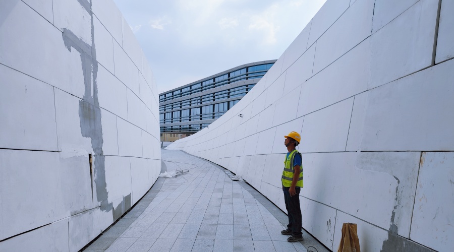 東莞大灣區(qū)大學(xué)GRC幕墻板火熱施工中 東莞大灣區(qū)大學(xué)GRC幕墻板火熱施工中