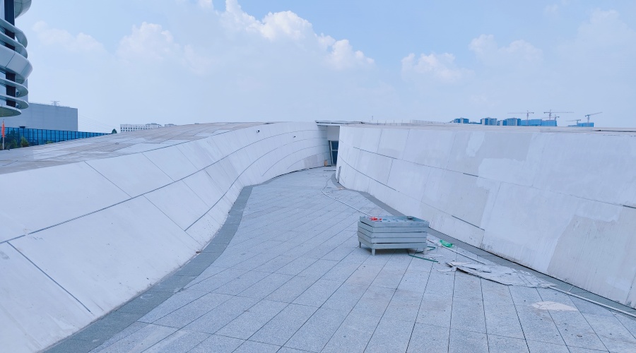 東莞大灣區(qū)大學(xué)GRC幕墻板火熱施工中 東莞大灣區(qū)大學(xué)GRC幕墻板火熱施工中